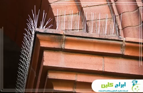 تركيب مانع الحمام للنوافذ بجدة 0550234190 ابراج كلين تركيب أشواك الطيور على الزوايا والحواف الحجرية البارزة لمبنى ذو طراز معماري كلاسيكي