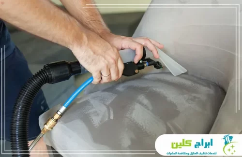 شركة تنظيف مجالس رخيصة بالدمام 0550234190 ابراج كلين فني يستخدم ماكينة الغسيل العميق لاستعادة نظافة وبريق قماش الكراسي.