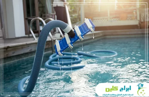 شفط الشوائب من مياه المسبح باستخدام مضخة تنظيف لضمان نقاء المياه.