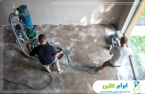 فريق متخصص ينفذ تنظيف سجاد شامل بأجهزة قوية لإزالة الغبار المتراكم من المساحات الواسعة