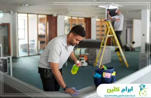 تنظيف المكاتب والأسطح في المساحات الداخلية مع تجهيزات كاملة لأعمال التنظيف الشامل.