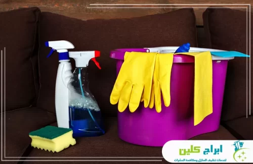 معدات تنظيف متكاملة مخصصة لتنظيف الكنب والمفروشات وإزالة البقع بدقة داخل المنازل.