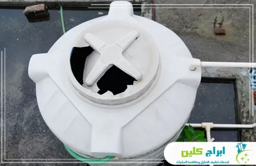 خزان مياه علوي متضرر يحتاج صيانة وتنظيف قبل إعادة استخدامه وتعبئته بالمياه.