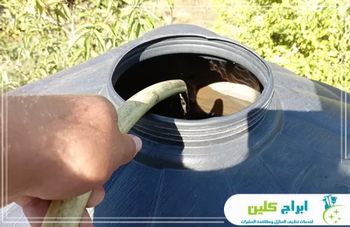 تعبئة خزان مياه علوي في بصبيا قبل بدء عملية الغسيل للتأكد من تدفق المياه داخل الخزان.