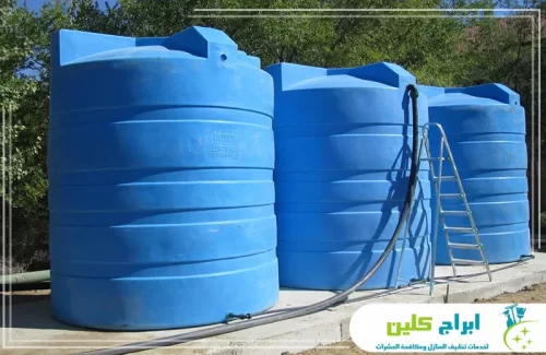 خزانات مياه بلاستيكية كبيرة يتم تنظيفها وتعقيمها للحفاظ على نقاء المياه.