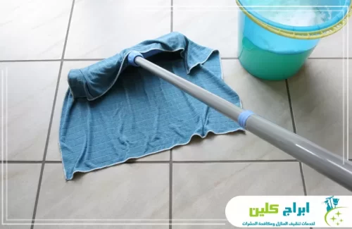 تنظيف أرضيات السيراميك بقطعة قماش مخصصة تزيل الأوساخ وتحافظ على لمعان البلاط.