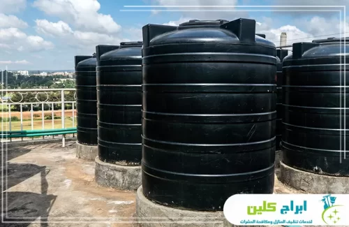 خزانات مياه علوية يتم تجهيزها للفحص والتنظيف ضمن أعمال شركة تنظيف خزانات بصامطة.