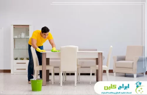 تنظيف طاولة الطعام والكراسي بعناية لإزالة الغبار والبقع والحفاظ على مظهر الأثاث نظيفًا.