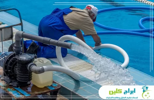 فني شركة تنظيف مسابح بصامطة يشغل مضخة سحب لتنقية مياه المسبح وإزالة الشوائب بكفاءة عالية.