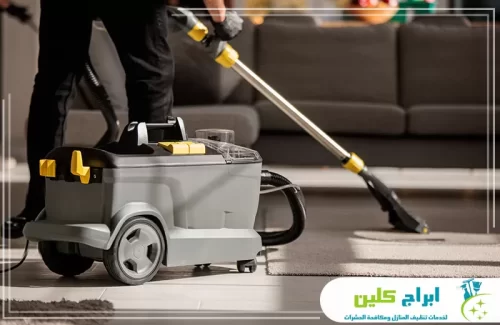 تنظيف سجاد المنازل بصامطة بجهاز شفط قوي لإزالة الغبار العالق داخل السجاد.