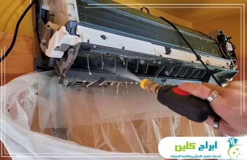 تنظيف عميق لمكيف سبليت في بصبيا بالماء المضغوط لإزالة الأوساخ وتحسين كفاءة التبريد.