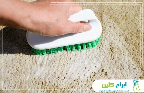 تنظيف سجاد بصامطة مع فرك الألياف لإزالة البقع المتراكمة وإعادة مظهر السجاد النظيف.