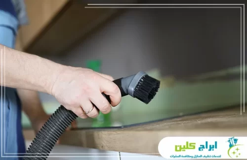 شفط الغبار من الأسطح والزوايا باستخدام فوهة مخصصة للوصول للأماكن الضيقة بدقة.