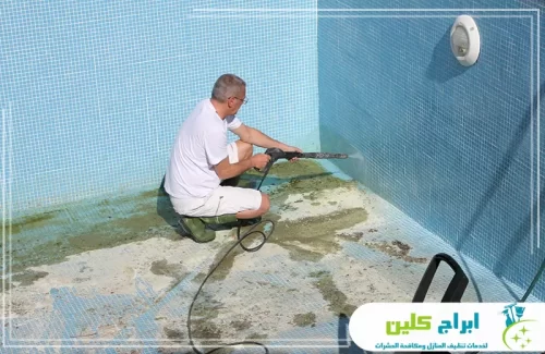 تنظيف أرضية المسبح في صبيا باستخدام ضغط الماء لإزالة الطحالب والرواسب المتراكمة.