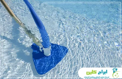 جهاز شفط الرواسب داخل المسبح لإزالة الأوساخ من القاع بدقة.