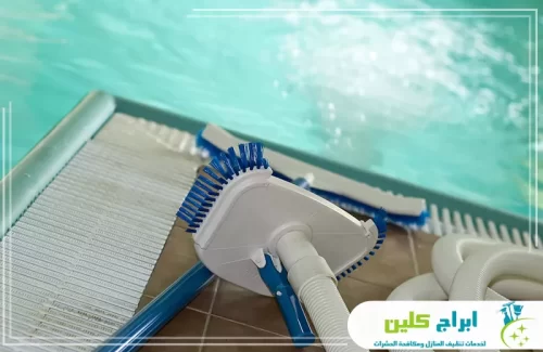 معدات تنظيف مسابح بصامطة المتخصصة لإزالة الشوائب من أرضية المسبح بدقة والحفاظ على نقاء المياه.
