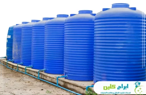 مجموعة خزانات مياه بلاستيكية كبيرة جاهزة للتنظيف ضمن أعمال شركة تنظيف خزانات بابو عريش.