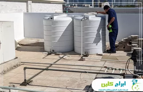 فني يفحص خزانات المياه على السطح قبل تنفيذ تنظيف الخزانات والتأكد من سلامة التوصيلات.