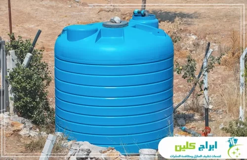 خزان مياه بلاستيكي كبير ضمن خزانات المنازل التي يتم تنظيفها وتعقيمها في بصبيا.