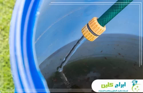 تنظيف داخل خزان مياه بلاستيكي وإزالة الرواسب المتراكمة أثناء عملية تنظيف الخزانات.