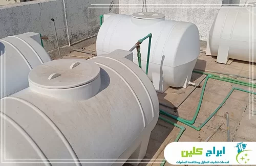 خزانات أرضية متصلة بشبكة المياه يتم فحصها قبل تنفيذ تنظيف الخزانات.