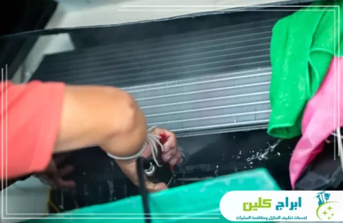 غسيل ملفات التبريد داخل المكيف لإزالة الأوساخ المتراكمة واستعادة قوة الهواء البارد.